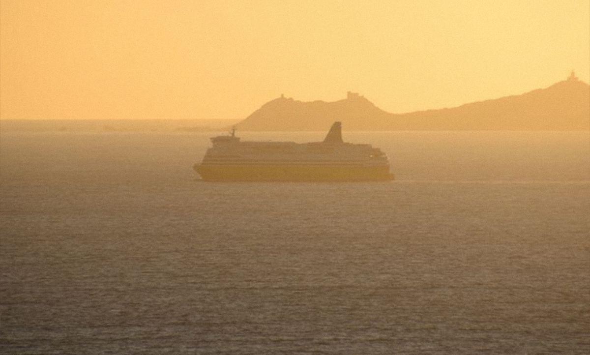 Ferry navegant cap a Menorca a la posta de sol